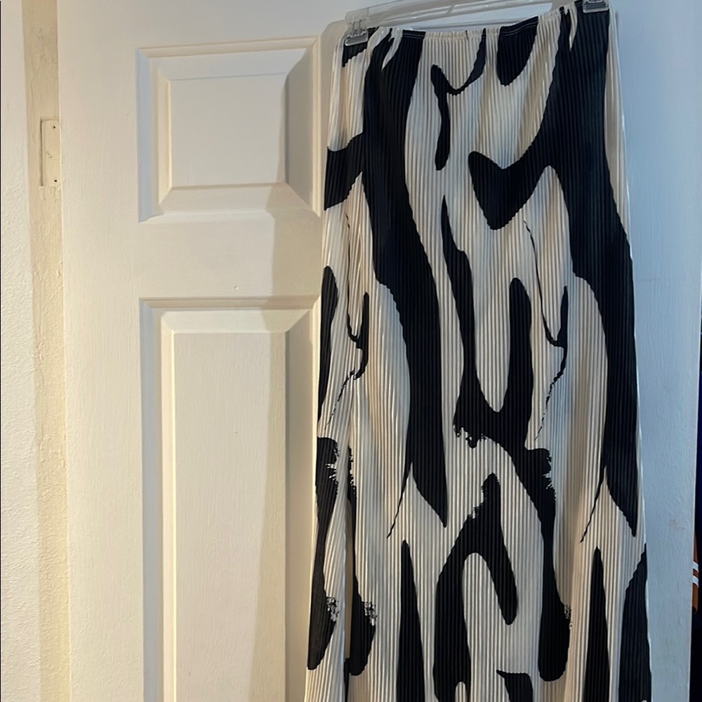 Black and White Abstract Pleated Skirt